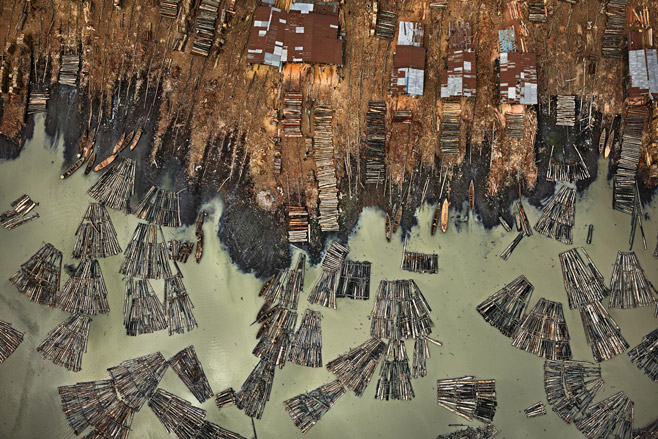 Saw Mills Saw Mills #1, Lagos,
Nigeria 2016
photo © Edward Burtynsky, courtesy Admira Photography, Milan / Nicholas Metivier Gallery, Toronto