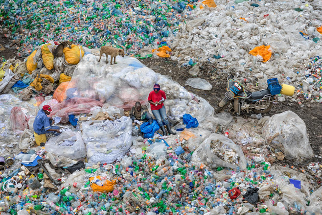 Dandora Landfill Dandora Landfill #3,
Plastics Recycling,
Nairobi, Kenya 2016
photo © Edward Burtynsky, courtesy Admira Photography, Milan / Nicholas Metivier Gallery, Toronto