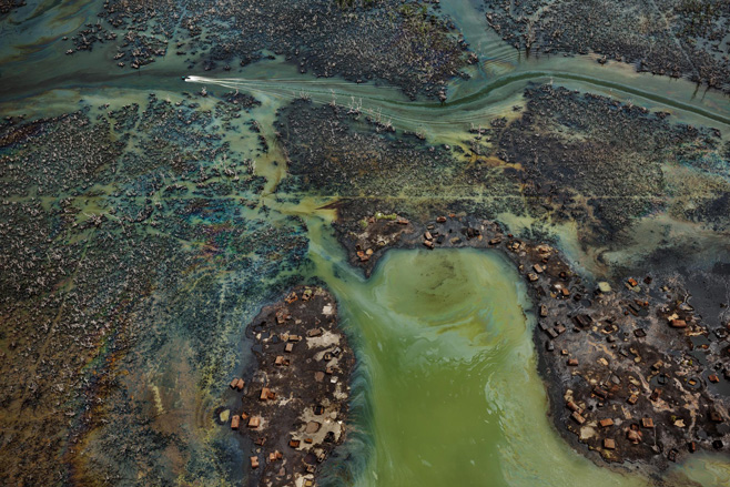 Oil-Bunkering_WEB_Gallery Oil Bunkering #4, Niger Delta, Nigeria 2016
photo © Edward Burtynsky, courtesy Admira Photography, Milan / Nicholas Metivier Gallery, Toronto